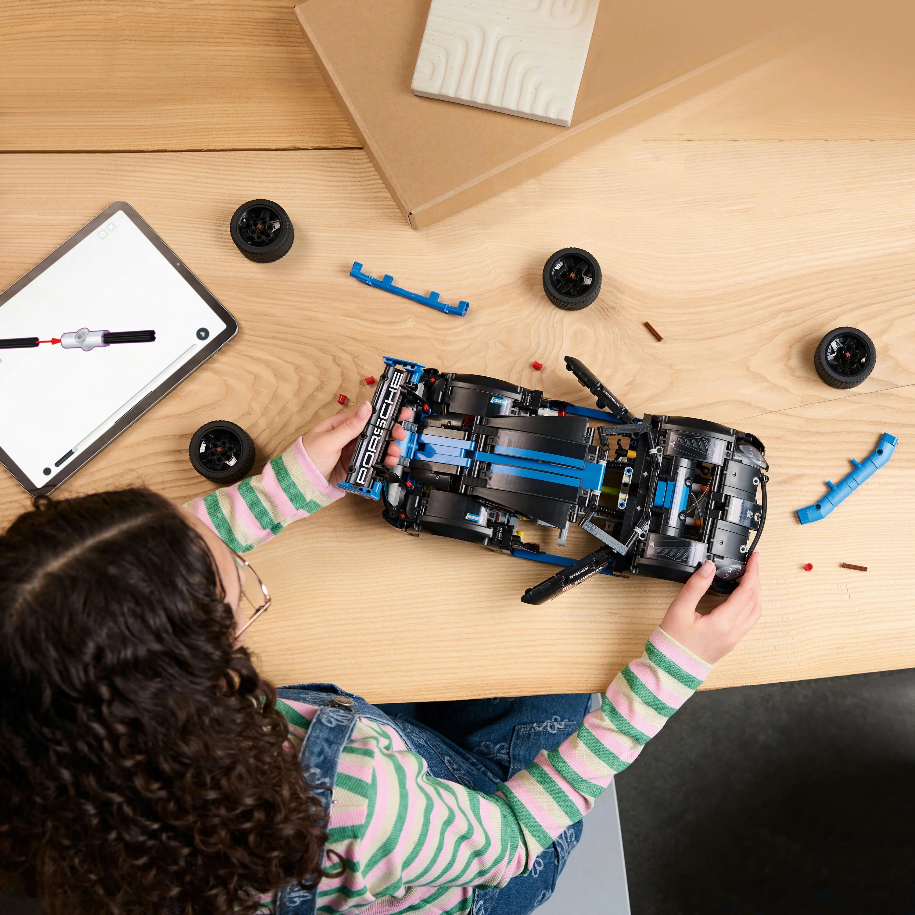 LEGO - Auto da corsa Porsche GT4 e-Performance 42176 - Image 3