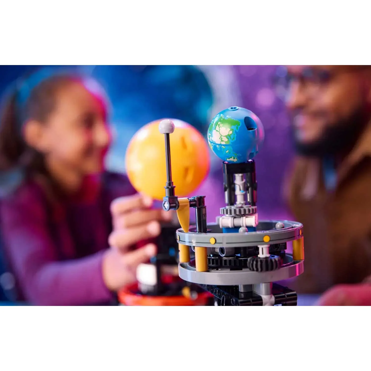 LEGO - Technic Pianeta Terra E Luna In Orbita 42179 - Image 9