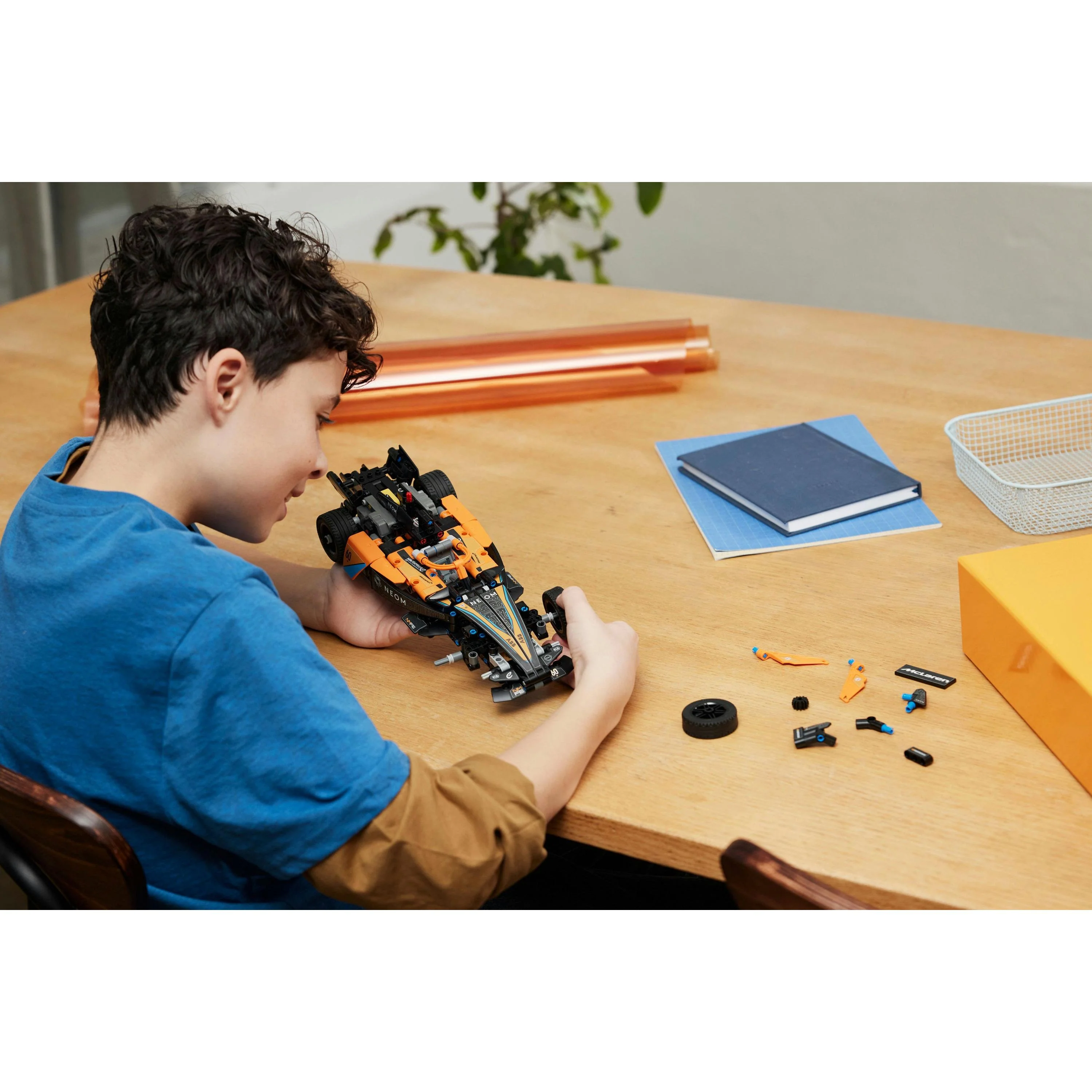 LEGO - NEOM McLaren Formula E Race Car 42169 - Image 17