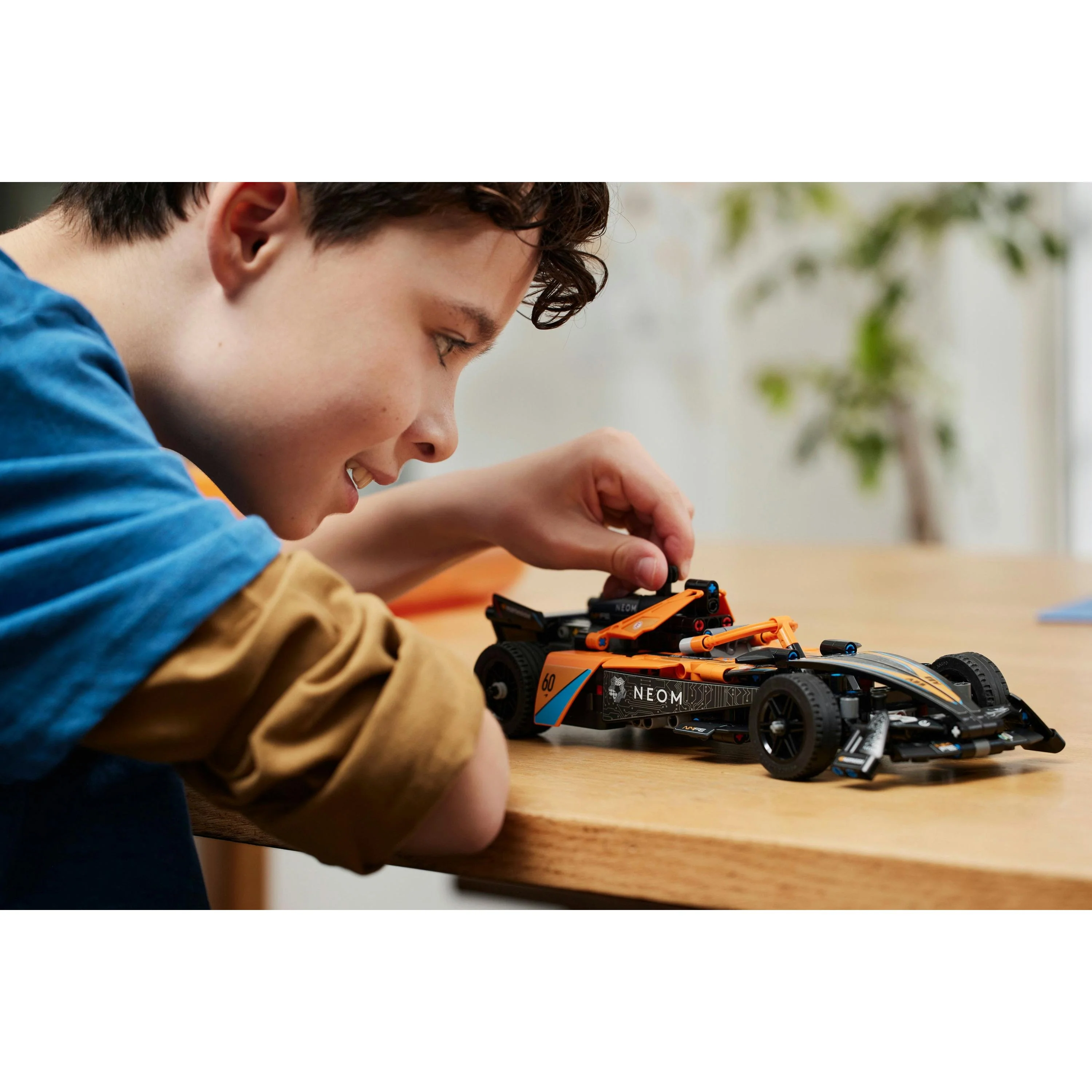 LEGO - NEOM McLaren Formula E Race Car 42169 - Image 19